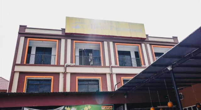 RedDoorz Plus near Sultan Hasanuddin Airport, Prenota Hotel Hotel a Sulawesi con parcheggio, Parcheggio