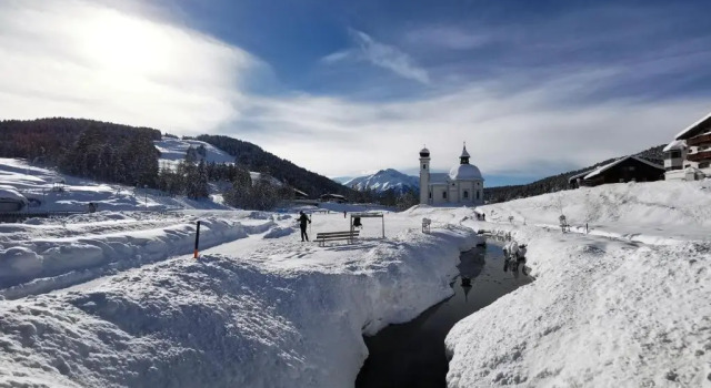 Апартаменты Family Friendly Chalet - Central with Beautiful Mountain Views