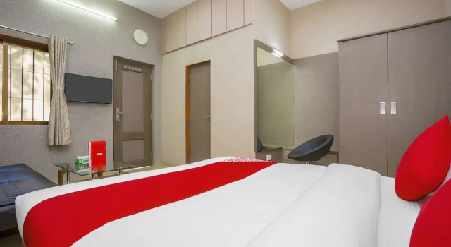 Oyo Flagship 24429 Oriental Rooms And Banquet, Varaa Hotelli Hotellit New Delhi uima-altaalla, Uima-allas