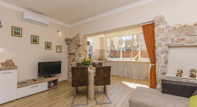 Apartment Mirella, Забронировать Апартаменты/квартира Отели Трибунь с парковкой, рядом с Пристань для яхт Трибуни, Парковка