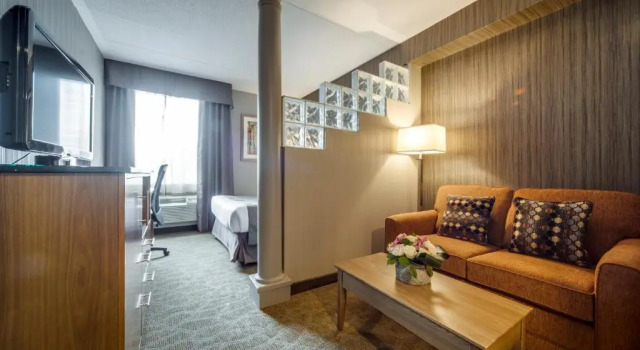 Двухместный люкс Monte Carlo Inn Airport Suites