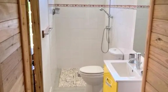 Bungalow d'une chambre avec piscine partagee jardin clos et wifi a Le Gosier a 1 km de la plage, Varaa Hotelli Hotellit Grande-Terre uima-altaalla, Uima-allas