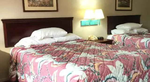 Четырёхместный номер Standard Budget Inn Mexico MO on US 54