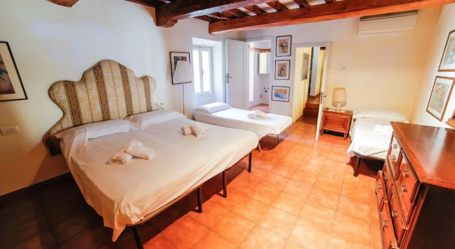 Traditional apt Close to The Duomo - private yard!
