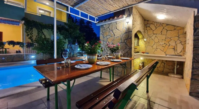Beautiful villa - private heated pool, parking, BBQ near Split, Book Villa Hoteller i Solin med parkering, Parkering