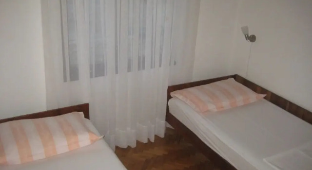 Miki - 25 m From Crystal Clear sea - A1, Rezerwuj Hotel Hotele w Split-Dalmatia County z parkingiem, Parking
