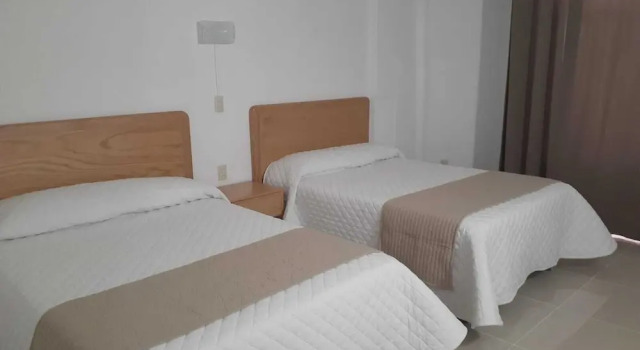 Четырёхместный семейный номер Standard с балконом Leo Hotel Jerez