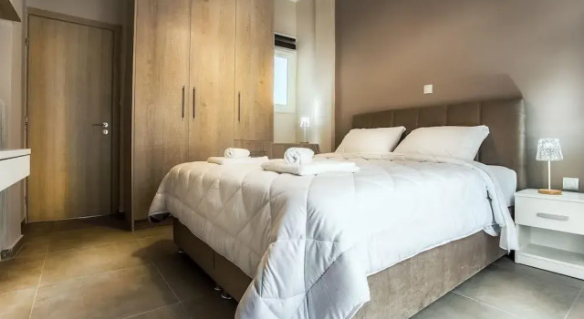 Spacious 3-Bedroom Apartment 90M From Train