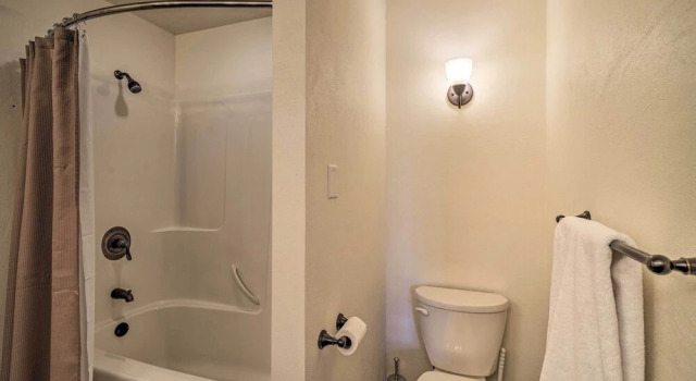 Апартаменты Updated Townhome w/ Hot Tub - Walk to Downtown!