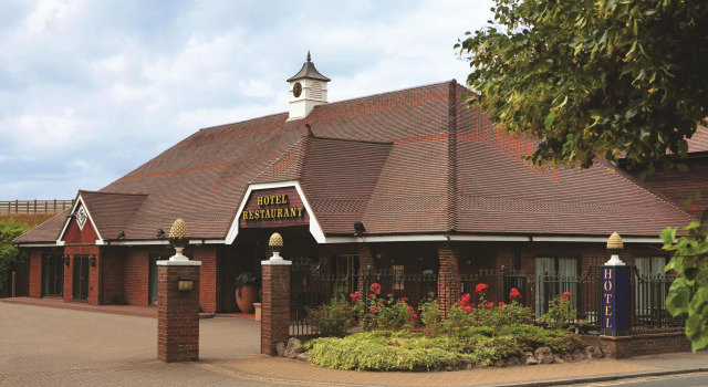 Кровать в общем номере Best Western Manor Hotel