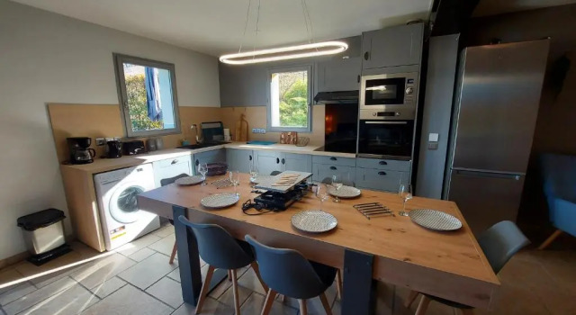 Entre lac et montagne, chaleureuse maison 3 pièces avec très belle vue lac d'Annecy. Terrasse, jardin, parking, cheminée, barbecue …., 预订 酒店 圣若里奥 阿讷西湖