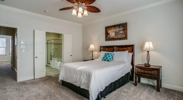 Номер Standard Beautifully furnished TownHome at shops