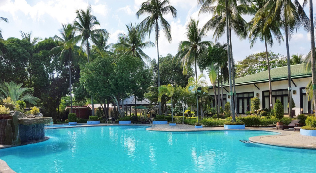 Кровать в общем номере Batangas Country Club