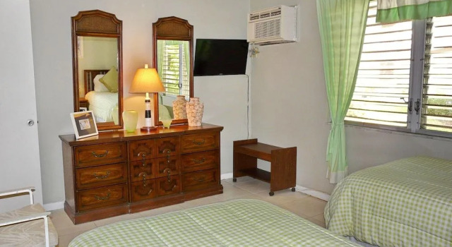 Idyllic Condo With Brief Walk to Beach and Restaurants