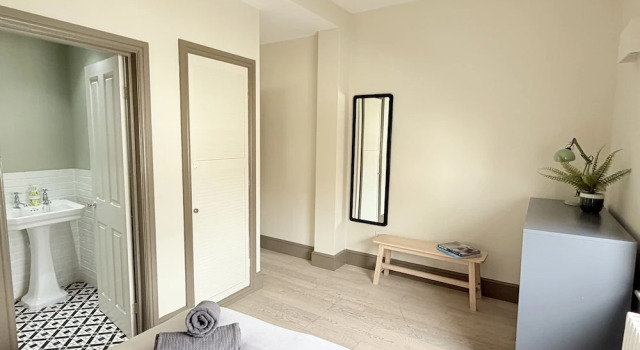 Апартаменты Premier Cosy one bedroom apartments with free evening parking