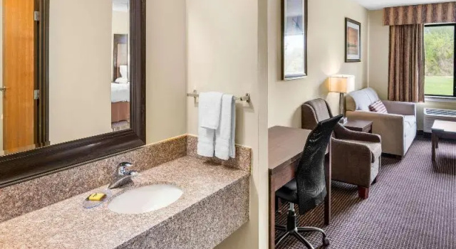 Четырёхместный номер Standard White Pine Inn & Suites