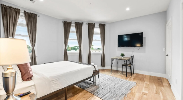 Luxury 2BD/2BA Near Logan Airport and T station, Забронировать Отель Бостон Бостон