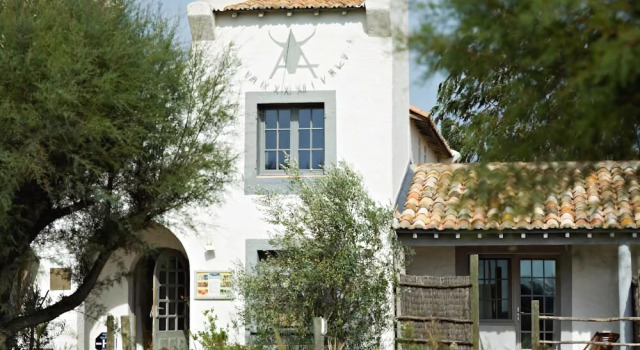 Hôtel Restaurant Les Arnelles, Забронировать Отель Сент-Мари-де-ла-Мер Камарг, рядом с Церковь Сент-Мари-де-ла-Мер