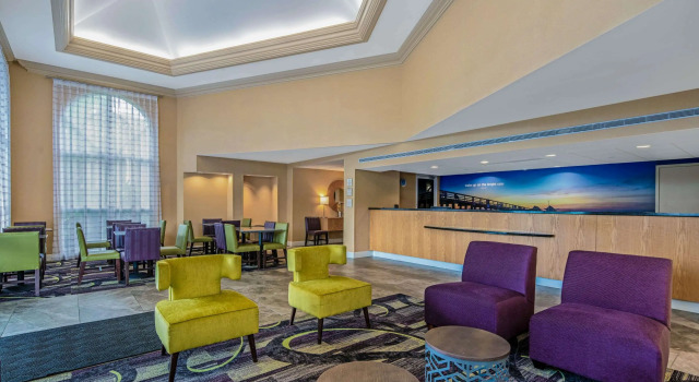 La Quinta Inn & Suites by Wyndham Naples Downtown