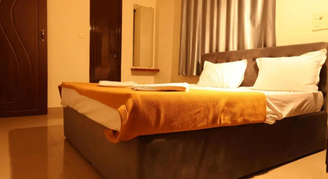 Hotel Aradhya Inn Deralakatte, Prenota Hotel Ullal Karnataka