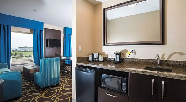 Двухместный люкс Hampton Inn & Suites East Gate Regina