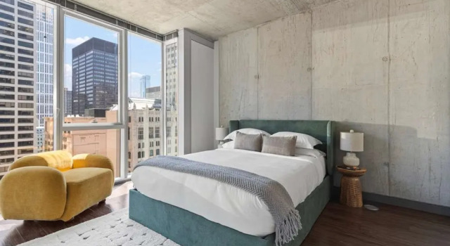 2BR Apt Stunning Views Steps to Michigan Avenue