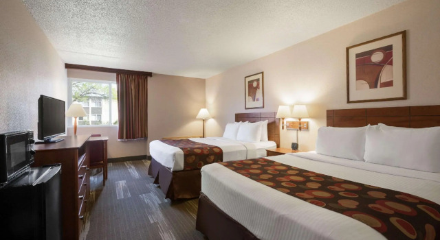 Четырёхместный номер Standard Ramada by Wyndham Bismarck