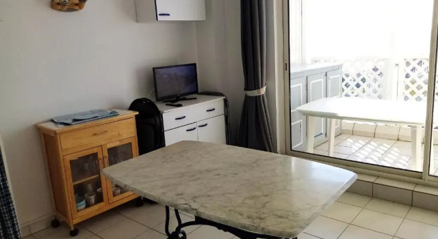 Appartement d'une chambre a Fouras a 50 m de la plage avec vue sur la mer piscine partagee et jardin amenage, Rezerwuj Apartament Hotele w Fouras z parkingiem, Parking