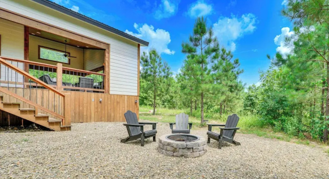 Tree-lined Broken Bow Studio Cabin w/ Hot Tub!, Boek Vakantiehuis Hochatown Oklahoma