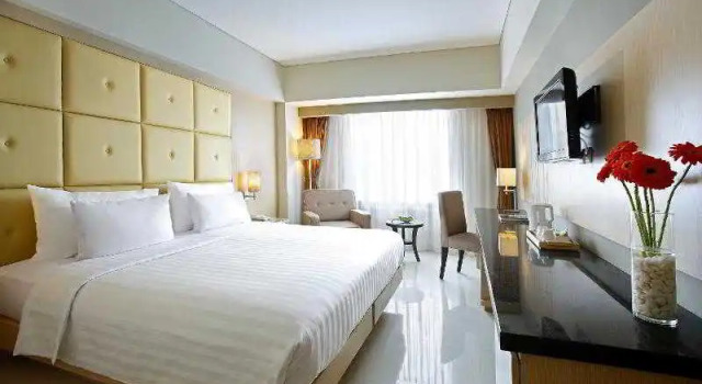 Люкс Deluxe Hotel Santika Makassar