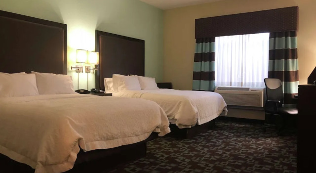 Четырёхместный номер Mobility/Hearing Accessible with Tub Hampton Inn & Suites Nashville at Opryland