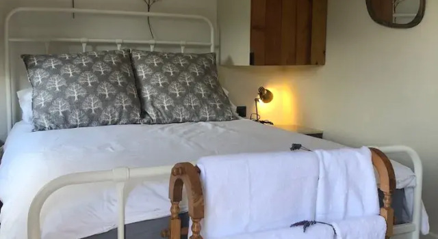 2 Guests - Garden Retreat With Balcony Views, Varaa Lomakoti Mökit kohteessa Merseyside, Mökki