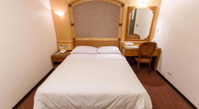 Номер Economy Champion Hotel