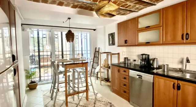 Апартаменты с 2 комнатами 100 m to Istiklal with priv Garden - 2 Bathroom - 2 Bedroom