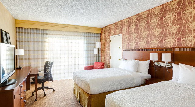 Четырёхместный номер Standard Courtyard by Marriott Phoenix Airport