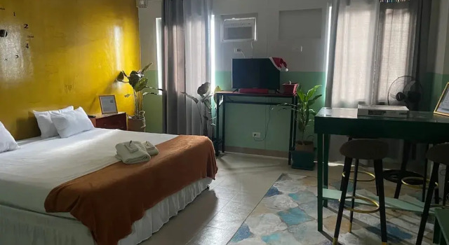 Poolside Apartment - Sleeps 4, Ac & Hot Shower