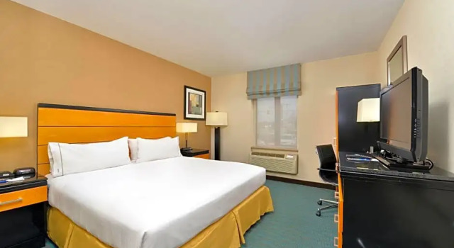 Номер Standard Holiday Inn Express Kennedy Airport