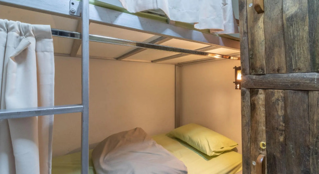 Кровать в общем номере Banthat Thong Hostel