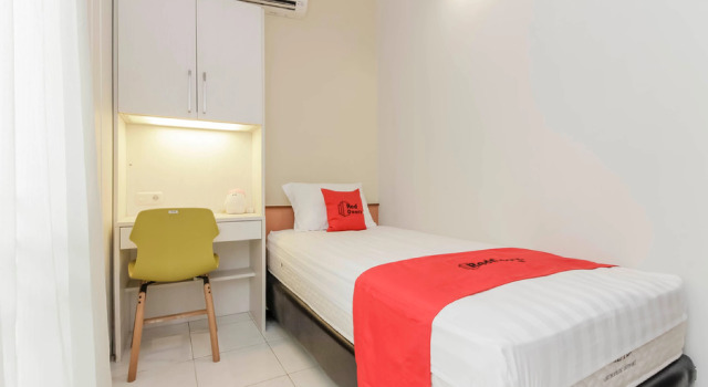 Standard Family room RedDoorz Syariah Plus @ Jatibening