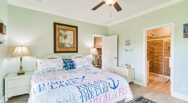 Waterfront Wolf Bay Home w/ Private Boathouse!, Boek Vakantiehuis Hotels in Alabama met parkeren, Parkeren