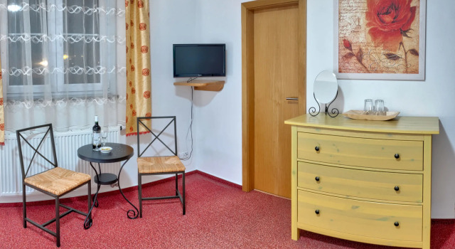 Achilla Bed & Breakfast, Забронировать Отель Отели Чески-Крумлов с парковкой, рядом с House of the Dyed Cloth, Парковка