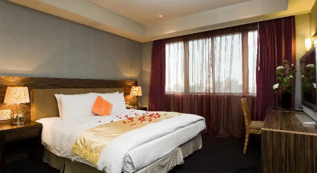 Кровать в общем номере Hold Me Hotel  Zhongzheng