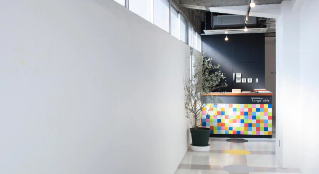 Кровать в общем номере Hostel and Dining Tanga Table