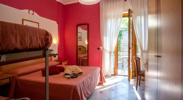 Четырёхместный номер Standard Hotel Savoia Sorrento