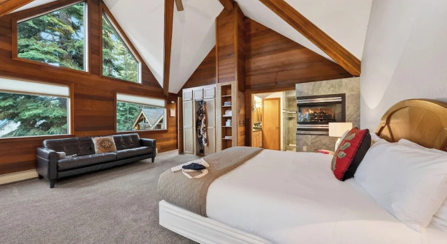 Grand Elk Chalet by Avantstay Private Beach + Pier + Hot Tub Historic A-frame in Carnelian Bay Near Tahoe City + Hiking Trails, Забронировать Шале Отели Карнелиан-Бэй 3 звезды, рядом с Hwy 28 at Old County Rd Bus Stop, 3*