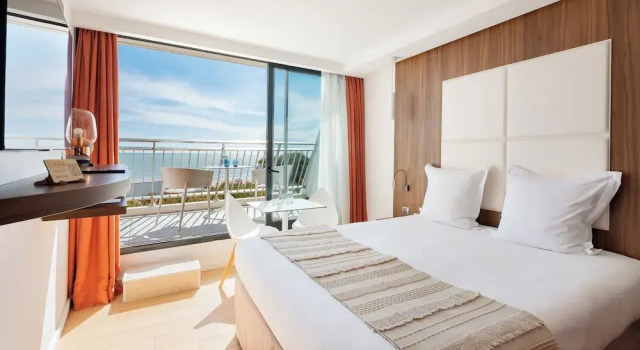 Двухместный номер Standard с балконом и с видом на море Hôtel La Plage 5 étoiles La Grande Motte