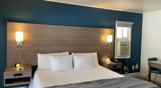 Номер Standard с видом на озеро Crown Motel