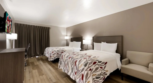 Четырёхместный номер Deluxe Red Roof Inn Madisonville