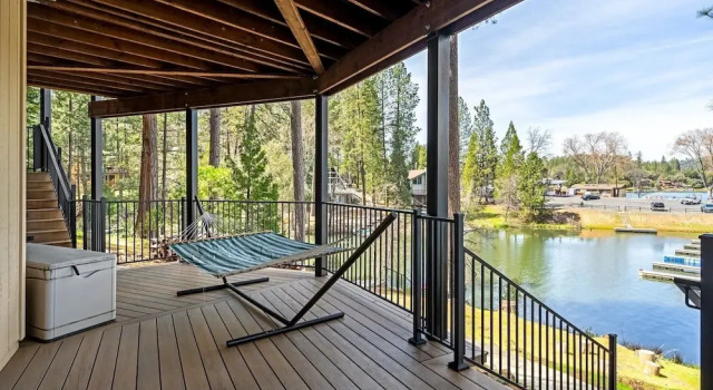 Коттедж Dos Pinos - Spacious Lakefront Cabin w/ Game Room by Yosemite Region Resorts
