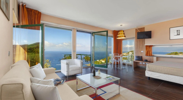 Luxury villa with marvellous terrace overlooking the sea-VILLA LILIANA